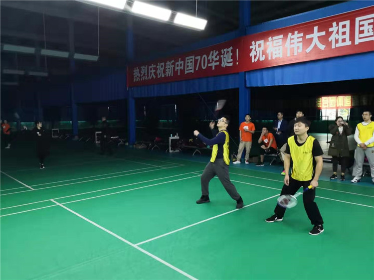 東辰集團(tuán)2019年員工羽毛球比賽隊(duì)員們奮力拼搏