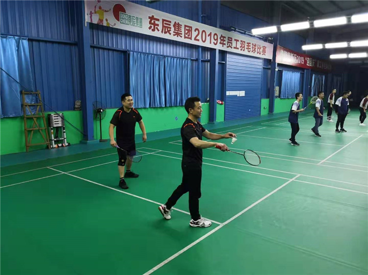 東辰集團(tuán)2019年員工羽毛球比賽隊(duì)員們奮力拼搏