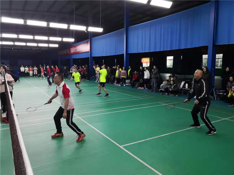 東辰集團(tuán)2019年員工羽毛球比賽隊(duì)員們奮力拼搏