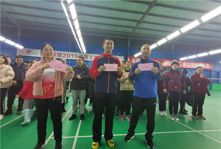 東辰集團(tuán)2019年員工羽毛球比賽參賽隊(duì)伍代表留念
