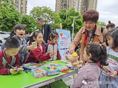 孩子財(cái)商如何培養(yǎng)？這個(gè)市集東辰娃娃開(kāi)辦了四屆